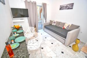 Area soggiorno di Doliva Studio John private jacuzzi
