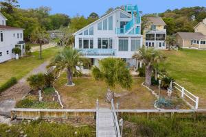 Κήπος έξω από το Waterway Escape in Ocean Isle Beach, NC