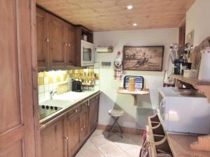 a kitchen with a sink and a counter top at Résidence Bergerie Des 3 Vallees F - Chaleureux appartement 3 pièces pour 4 personnes près du village authentique des Allues MAE-1786 in Les Allues