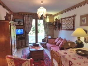 a living room with a couch and a table at Résidence Bergerie Des 3 Vallees F - Chaleureux appartement 3 pièces pour 4 personnes près du village authentique des Allues MAE-1786 in Les Allues
