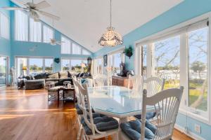 Χώρος καθιστικού στο Waterway Escape in Ocean Isle Beach, NC