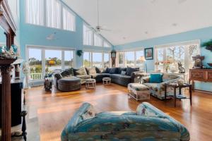 Χώρος καθιστικού στο Waterway Escape in Ocean Isle Beach, NC