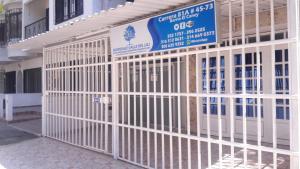 a large white cage in front of a building at HOSPEDAJE VALLE DEL LILI in Cali
