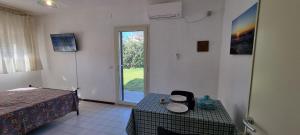 Postel nebo postele na pokoji v ubytování Villa Red Melons Portoscuso