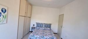 Postel nebo postele na pokoji v ubytování Villa Red Melons Portoscuso