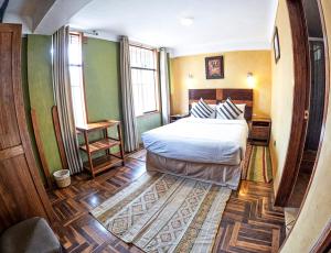 una camera con un letto in una stanza con pareti verdi di Eco Home View - Guest House a Cuzco