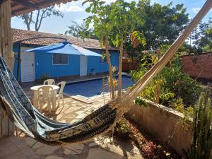 a hammock in a yard with a house at Aconchego Santa Luzia in Pirenópolis