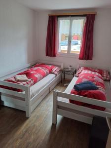 Postel nebo postele na pokoji v ubytování Chalet Sunnegg