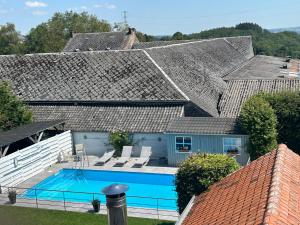 Bazén v ubytování Chambre d'hotes "L'étable d'irène" nebo v jeho okolí