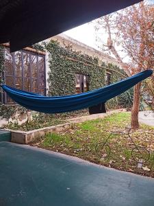 un hamac bleu devant un bâtiment dans l'établissement El kincho hostel bike, à La Cruz 42 autres photos