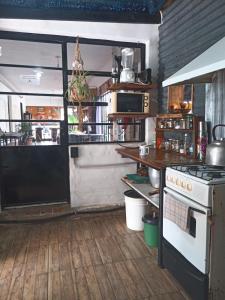 une cuisine avec une cuisinière et un comptoir dans l'établissement El kincho hostel bike, à La Cruz
