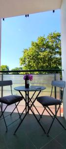 a table and two chairs sitting on a patio at Cicha Przystań - Pokoje Przy Latarni in Kołobrzeg