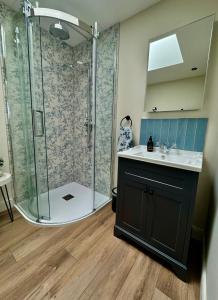 LionelにあるNᴼ 21 Beautiful Cosy Modern Traditional Cottageのバスルーム(シャワー、シンク、シャワー付)