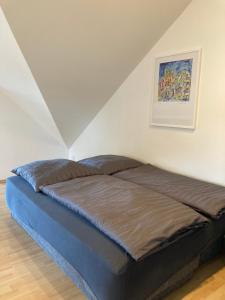 a bed in the corner of a room at Ferienwohnung Finkenschlag in Speyer +20 photos