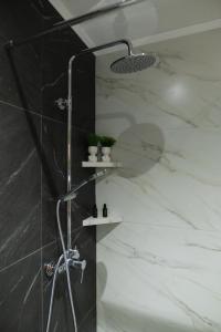 y baño de mármol blanco y negro con ducha. en Desert Oasis by Heaven's Hall, en Alexandroupoli
