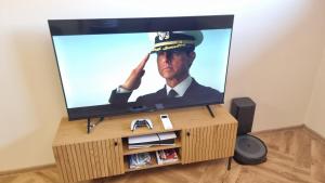 a television screen with a picture of a soldier on it at Apartament w Centrum Luksusowy, Klimatyzacja, Full Opcja, Zameldowanie 24h, Duży Parking, Balkon, PlayStation 5, Ekspres, Netflix, Winda, FV, Nowy Budynek in Starogard Gdański