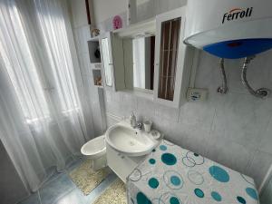 Un baño pequeño con lavabo e inodoro. en AR Inter 1, en Brescia