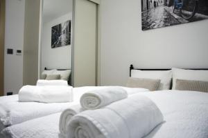 two beds with towels on them in a bedroom at Apartman Matulica in Čakovec