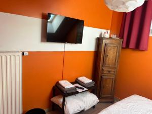 TV a/nebo společenská místnost v ubytování Chambre d'hotes "L'étable d'irène"