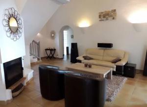 un soggiorno con un divano e un tavolo di Villa avec vue sur la mer à Sari-Solenzara, piscine privée a Sari Solenzara