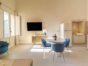 un soggiorno con tavolo e frigorifero di Apollo & Artemide Suite a Siracusa