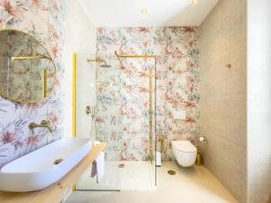 un bagno con vasca, WC e lavandino di Apollo & Artemide Suite a Siracusa Altre 8 foto