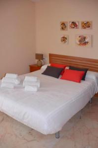 Un pat sau paturi într-o cameră la Casa Patio las Palmeras Córdoba con piscina +28 fotografii