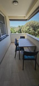 een tafel en stoelen op een balkon met uitzicht bij Mars E-4 in Pula