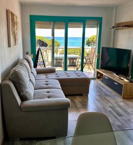 ein Wohnzimmer mit Couch und Flachbildfernseher in der Unterkunft Apartamento Malgrat de mar in Malgrat de Mar