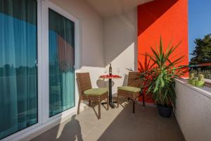 カシュテラにあるairport rooms Manufakturaのパティオ(椅子2脚、テーブル付) +1枚の写真