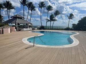 Bazén v ubytování Ocean front 2 Bedroom and 2 Bathroom apartment at The Alexander Resort nebo v jeho okolí