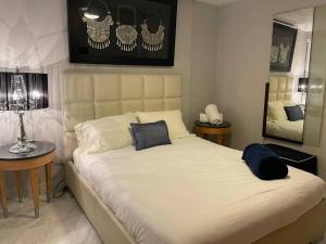 Postel nebo postele na pokoji v ubytování Ocean front 2 Bedroom and 2 Bathroom apartment at The Alexander Resort