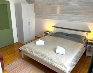 Posteľ alebo postele v izbe v ubytovaní Zöldike apartman Tiszafüred