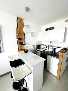 a kitchen with a white counter and a white counter top at Charmant studio Horizon & Océan in Anglet