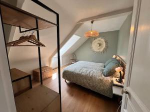 - une chambre mansardée avec des lits superposés dans l'établissement Île logoden, à Paimpol