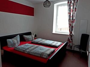a bedroom with two beds and a window at I "Old School" Comfortable holiday residence in Reinhardtsdorf