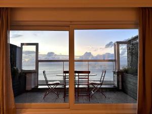 a view of a table and chairs on a balcony at Terrasse des Dunes in Knokke-Heist