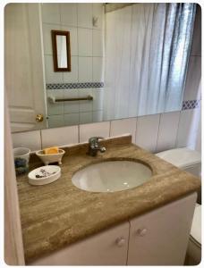 un baño con lavabo y espejo en Habitación Metro Escuela Militar, en Santiago