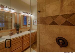 ein Badezimmer mit Dusche, Waschbecken und Spiegel in der Unterkunft Caleb Drive 12802 by East West Hospitality in Truckee