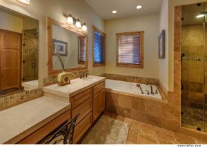 ein Badezimmer mit Badewanne, Waschbecken und Dusche in der Unterkunft Caleb Drive 12802 by East West Hospitality in Truckee