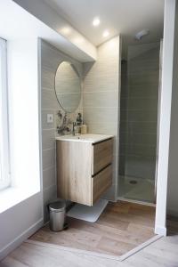 un baño con lavabo y ducha en Maison 2 chambres avec terrasse, en La Roche-sur-Yon 9 fotos más