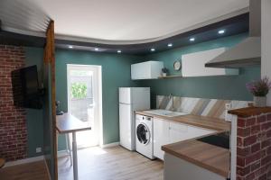 a kitchen with a washer and dryer in it at Maison 2 chambres avec terrasse in La Roche-sur-Yon