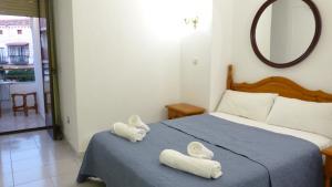 Postel nebo postele na pokoji v ubytování HOSTAL CANDELEDA + 21 fotografií