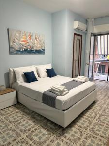 un dormitorio con una cama grande en una habitación en appartamento encaty, en Maiori