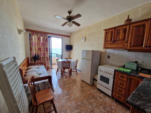 Η κουζίνα ή μικρή κουζίνα στο Attard Seafront Apartment 2 in Marsalforn