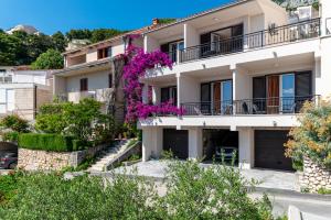 ブレラにあるVilla Sokolの紫の花が咲くアパートメント