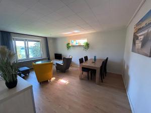 a room with a table and chairs and a dining room at Altes Seeblickjuwel in Eutin