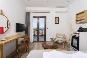 Kuchyň nebo kuchyňský kout v ubytování Eleni's Sea View Adults only