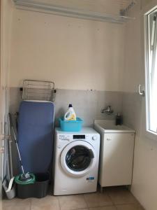 a washer and dryer in a small room at Modern big flat Mestre FS Venice in Mestre