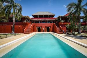 ein Haus mit einem Swimmingpool davor in der Unterkunft Luxury Ocean View Villa Esplendorosa in Jobal